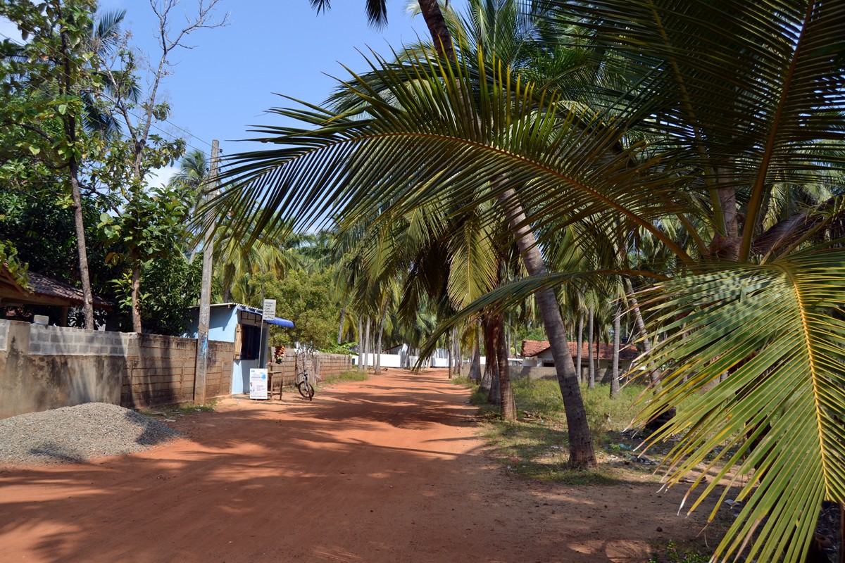 The road with the small shop outside the hotel