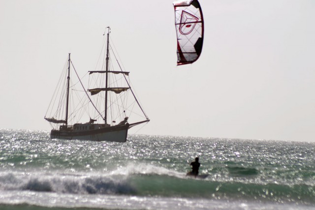 kitesurfing-Kap-Verde-airush-and-boat