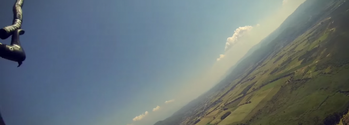 Jumping from 909 meters cliff with a kite – Crazy! [Video]